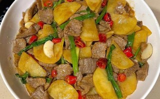 青椒土豆丁炒牛肉的做法（青椒土豆烧牛肉的做法）