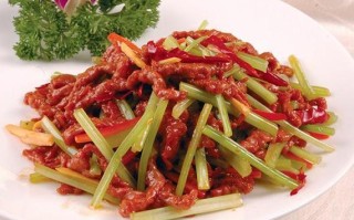 食物青椒笋丝炒牛肉的做法（青椒酸笋炒牛肉）