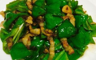 牛肉炒土豆丝和青椒的做法（土豆辣椒炒牛肉丝的做法）