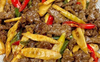 木耳青椒炒牛肉做法视频（青椒木耳牛肉能一起吃吗）