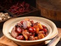 红烧肉放什么菜好吃（红烧肉放什么菜好吃红烧肉能和什么一起炖）