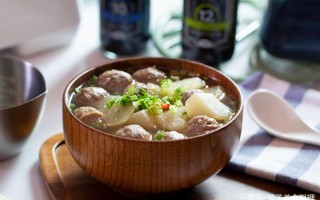 青椒红萝卜炒牛肉丸的做法（青椒红萝卜炒牛肉丸的做法大全）