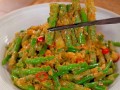 豆角闷饼丝的家常做法（豆角焖饼要焖多长时间）