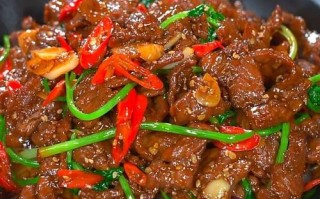 洋葱青椒炒牛肉干锅的做法（青椒洋葱炒熟牛肉的做法）