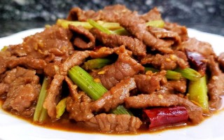 西芹青椒香菜炒牛肉的做法（牛肉炒芹菜香菜）
