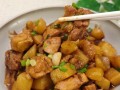 土豆炖鸡怎么做好吃（土豆炖鸡怎么做好吃窍门）