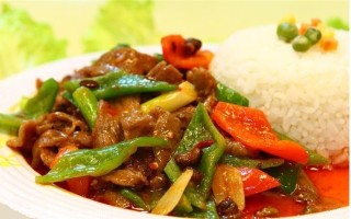 青椒炒牛肉盖浇饭做法（青椒炒肉盖浇饭的做法窍门）
