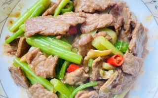 牛肉炒芹菜香菇青椒的做法（牛肉青椒芹菜怎么炒好吃）