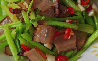 烟熏竹笋炒五花肉的做法（烟熏肉炒春笋）