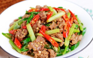 牛肉炒小青椒的做法（牛肉炒小青椒的做法窍门）