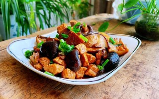 干蘑菇青椒炒牛肉的做法（干蘑菇青椒炒牛肉的做法窍门）