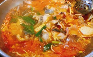 兴义酸汤砂锅鱼的做法（贵州酸汤鱼火锅）