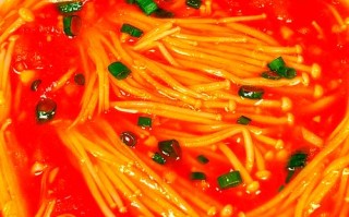 金针菇肉片汤家常做法（金针菇肉汤的功效与作用）