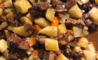 青椒红椒炒牛肉的做法（青红辣椒炒牛肉）