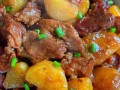 土豆丁青椒丁炒牛肉的做法（土豆丁炒青椒的做法窍门）