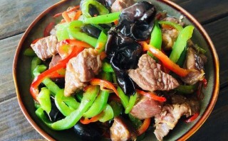 木耳青椒炒牛肉的做法（青椒木耳牛肉丝的做法）