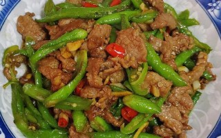 青椒红椒炒牛肉做法（牛肉丝炒青红椒的做法大全）