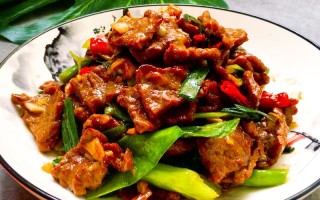 青椒青蒜炒牛肉的做法（牛肉炒青椒蒜苗的做法）
