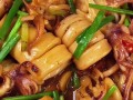 辣椒炒鱿鱼的家常做法（辣椒炒鱿鱼怎么做好吃窍门）