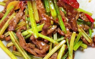 青椒炒牛肉芹菜做法（牛肉炒青椒芹菜的做法）