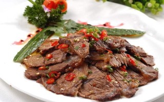 香菜青椒炒卤牛肉的做法（香菜辣椒炒牛肉的做法）