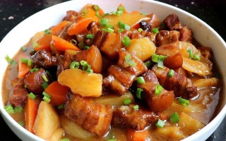 土豆竹笋炒五花肉的做法（竹笋土豆炒肉片）