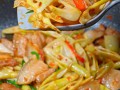 竹笋炒肉回锅肉的做法（鲜笋炒回锅肉）