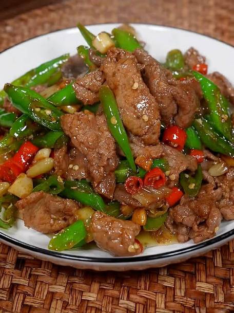 炒牛肉的做法青椒炒牛肉(炒牛肉青椒怎么做才嫩窍门)-第3张图片-窝头美食网 炒牛肉的做法青椒炒牛肉(炒牛肉青椒怎么做才嫩窍门)-第3张图片-窝头美食网