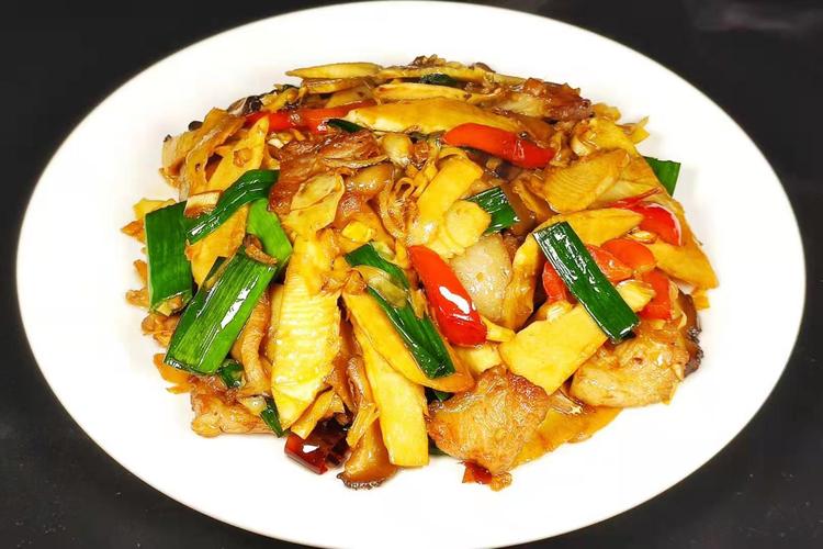 竹笋子炒肉的做法（竹笋炒肉的步骤）-第1张图片-窝头美食网