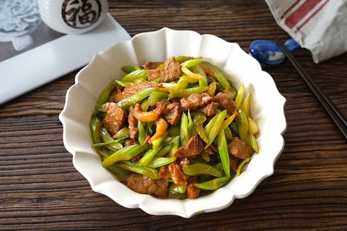 青椒炒牛肉做法西红柿（青椒西红柿炒牛肉怎么炒才嫩）-第5张图片-窝头美食网