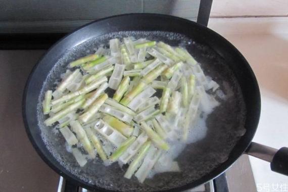 泡椒竹笋炒肉川菜做法（泡椒竹笋炒肉川菜做法大全）-第3张图片-窝头美食网