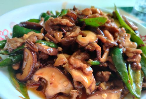 青椒炒牛肉香菇的做法（青椒香菇牛肉丝）-第1张图片-窝头美食网