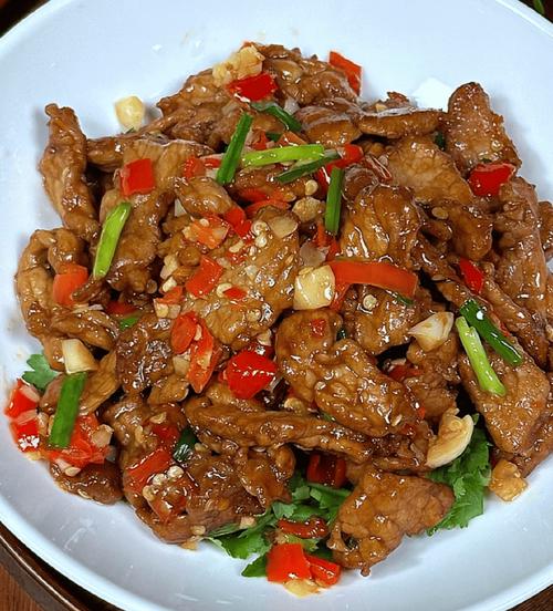 青椒炒牛肉洋葱的做法（青椒洋葱炒牛肉窍门）-第1张图片-窝头美食网