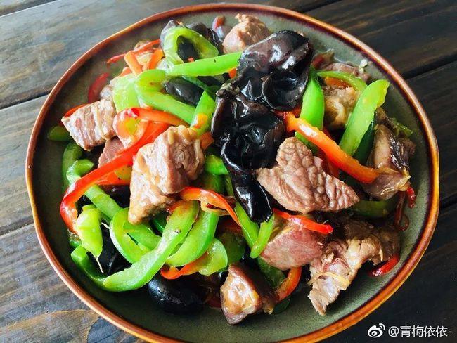 木耳青椒炒牛肉的做法(青椒木耳牛肉丝的做法)-第1张图片-窝头美食网 木耳青椒炒牛肉的做法(青椒木耳牛肉丝的做法)-第1张图片-窝头美食网