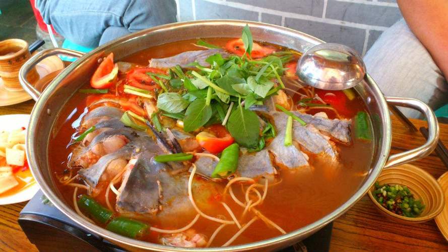 凯里酸汤回鱼做法(凯里酸汤鱼做法视屏)-第1张图片-窝头美食网 凯里酸汤回鱼做法(凯里酸汤鱼做法视屏)-第1张图片-窝头美食网