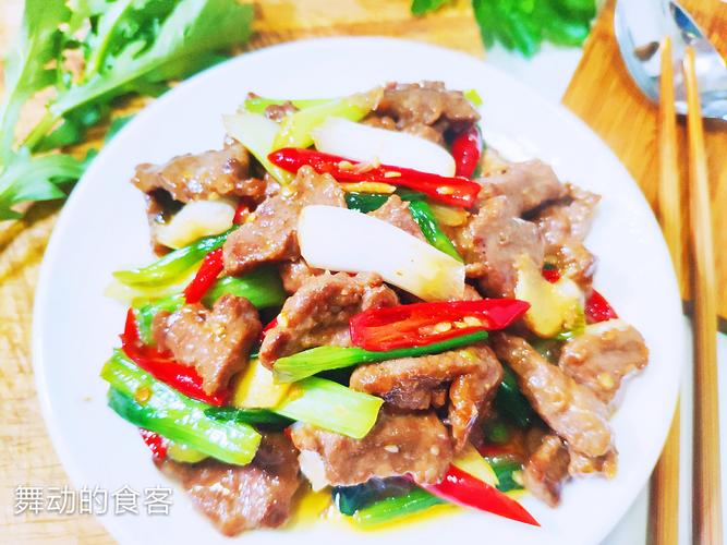 青椒红椒炒牛肉的做法(青红辣椒炒牛肉)-第4张图片-窝头美食网 青椒红椒炒牛肉的做法(青红辣椒炒牛肉)-第4张图片-窝头美食网