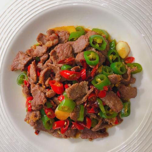 炒牛肉青椒牛肉的做法（怎样做牛肉炒青椒）-第1张图片-窝头美食网