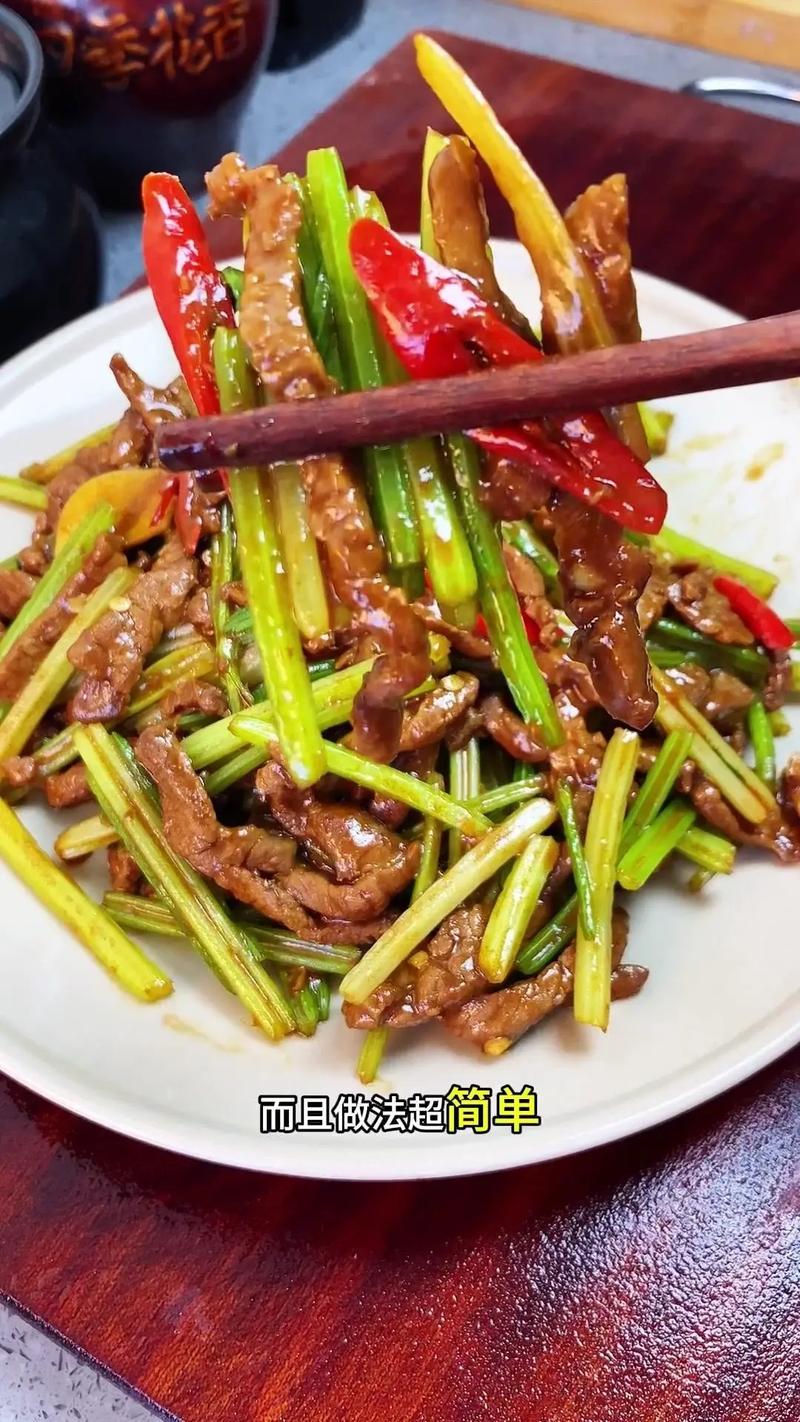 青椒炒牛肉芹菜做法(牛肉炒青椒芹菜的做法)-第1张图片-窝头美食网 青椒炒牛肉芹菜做法(牛肉炒青椒芹菜的做法)-第1张图片-窝头美食网