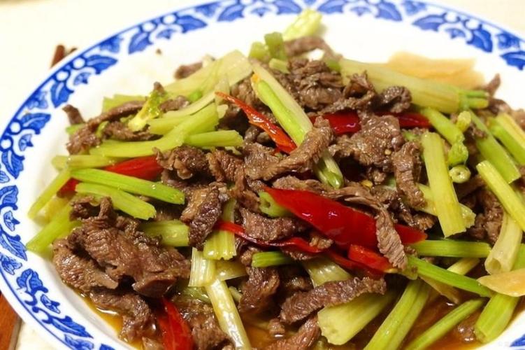 青椒炒牛肉芹菜做法(牛肉炒青椒芹菜的做法)-第4张图片-窝头美食网 青椒炒牛肉芹菜做法(牛肉炒青椒芹菜的做法)-第4张图片-窝头美食网