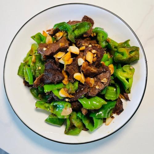 酱牛肉炒西红柿青椒的做法(酱牛肉和西红柿可以一起吃吗)-第1张图片-窝头美食网 酱牛肉炒西红柿青椒的做法(酱牛肉和西红柿可以一起吃吗)-第1张图片-窝头美食网