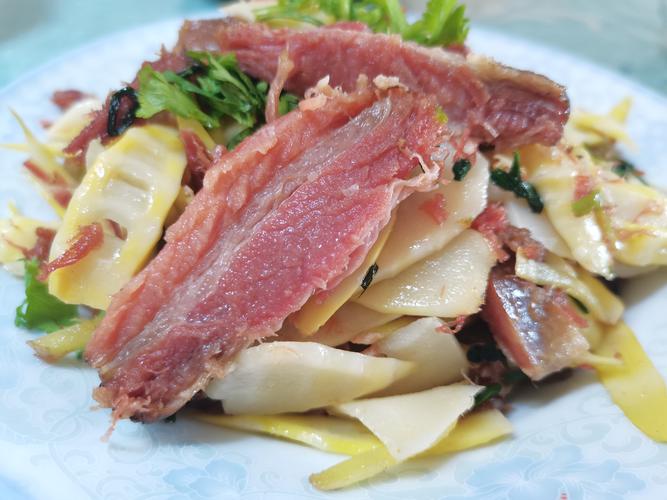 柴火竹笋炒肉做法(竹笋炒烧肉的做法)-第4张图片-窝头美食网 柴火竹笋炒肉做法(竹笋炒烧肉的做法)-第4张图片-窝头美食网