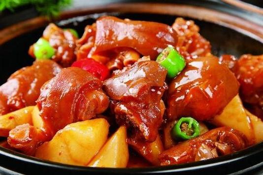 猪脚炖土豆的家常做法(猪脚炖土豆的家常做法窍门)-第1张图片-窝头美食网 猪脚炖土豆的家常做法(猪脚炖土豆的家常做法窍门)-第1张图片-窝头美食网