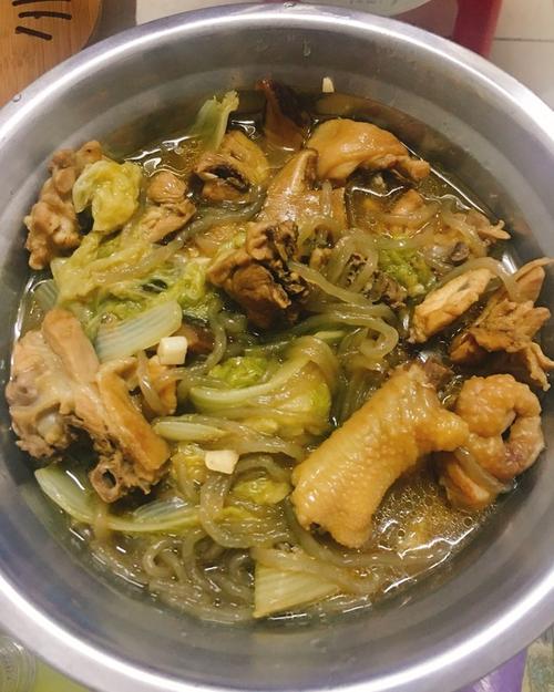 白菜炖鸡块的家常做法(白菜炖鸡子)-第1张图片-窝头美食网 白菜炖鸡块的家常做法(白菜炖鸡子)-第1张图片-窝头美食网