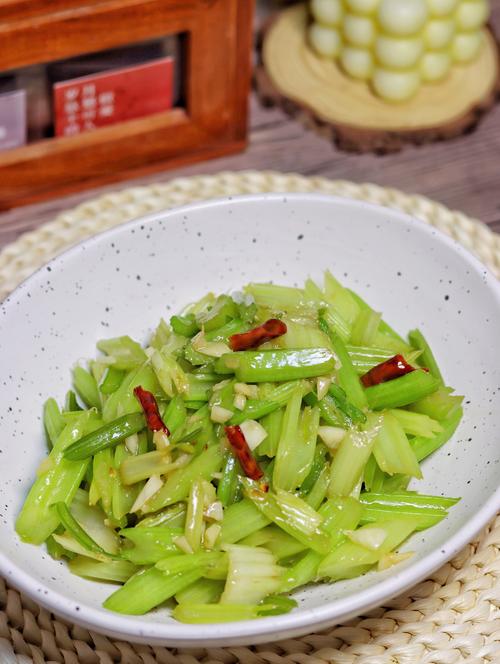 药芹怎么炒好吃(药芹怎么炒好吃吸脂过后可以吃芹菜吗)-第2张图片-窝头美食网 药芹怎么炒好吃(药芹怎么炒好吃吸脂过后可以吃芹菜吗)-第2张图片-窝头美食网