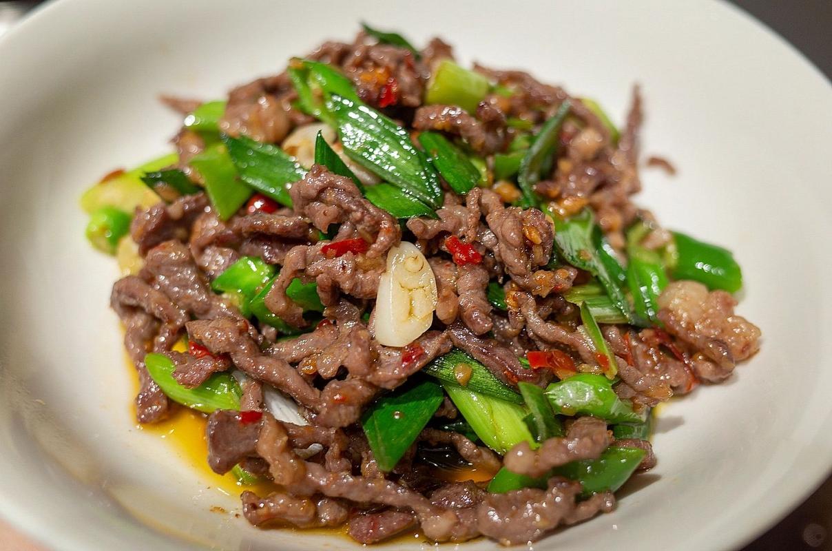 家常蒜苗炒牛肉的做法(蒜苗炒牛肉窍门)-第4张图片-窝头美食网 家常蒜苗炒牛肉的做法(蒜苗炒牛肉窍门)-第4张图片-窝头美食网