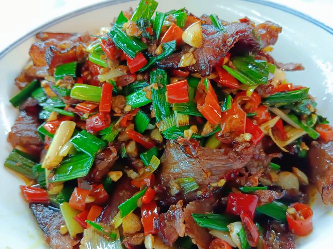 家常蒜苗炒牛肉的做法(蒜苗炒牛肉窍门)-第7张图片-窝头美食网 家常蒜苗炒牛肉的做法(蒜苗炒牛肉窍门)-第7张图片-窝头美食网