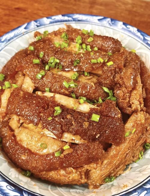 香芋扣肉的家常做法(香芋扣肉的家常做法大全)-第1张图片-窝头美食网 香芋扣肉的家常做法(香芋扣肉的家常做法大全)-第1张图片-窝头美食网