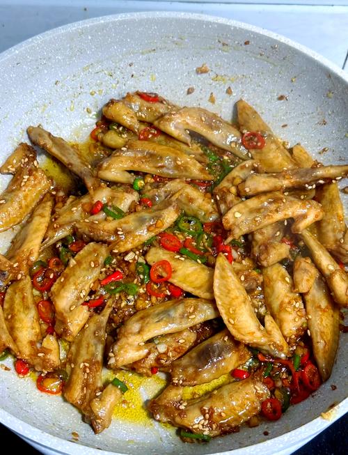 红烧鸡翅尖的做法家常(大厨教红烧鸡翅)-第3张图片-窝头美食网 红烧鸡翅尖的做法家常(大厨教红烧鸡翅)-第3张图片-窝头美食网