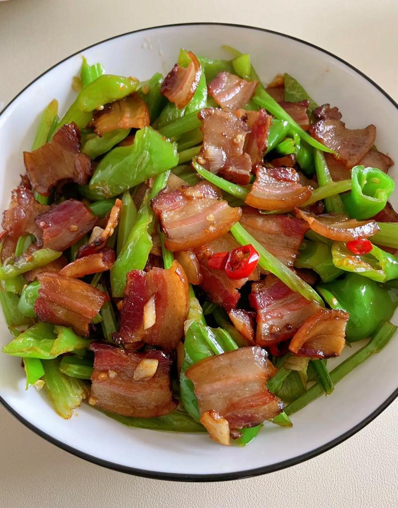 腊肉烧什么好吃(腊肉怎么做着吃)-第3张图片-窝头美食网 腊肉烧什么好吃(腊肉怎么做着吃)-第3张图片-窝头美食网