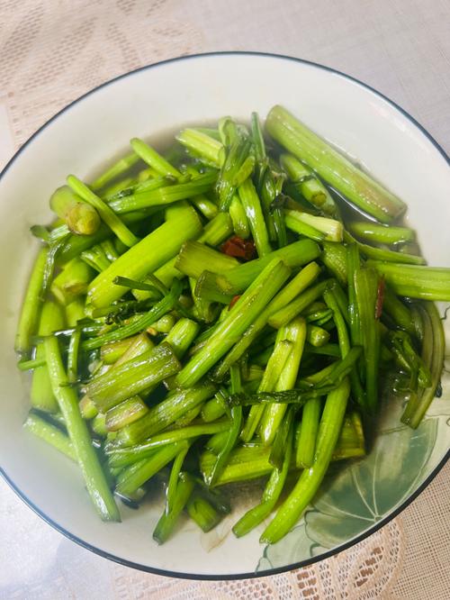 炝芹菜怎么做好吃(炝芹菜怎么做比较好吃)-第3张图片-窝头美食网 炝芹菜怎么做好吃(炝芹菜怎么做比较好吃)-第3张图片-窝头美食网